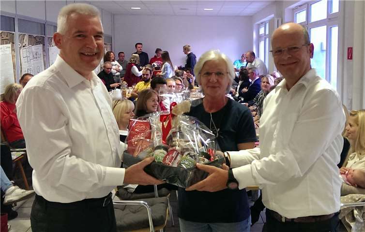 Bei Valentina Kraus bedanken sich in einer kleinen Feierstunde während des monatlichen Frühstücks die beiden Geschäftsführer Peter Krupp (links) und Hermann Krupp. Ute Weiner-Mertz