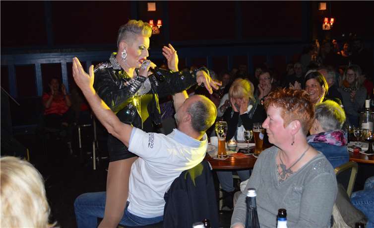 Bei „Violets and Roses“ wurde auch das Publikum eng mit einbezogen. Fotos: AB