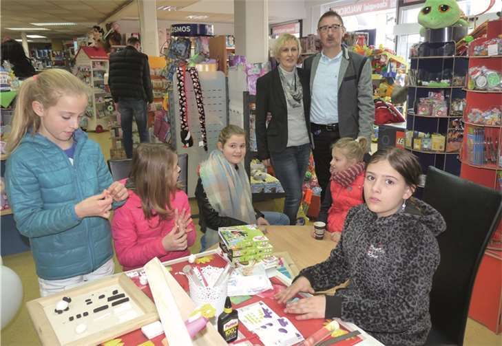 Bei Waldecker Schreiben, Spiel + Schenken formten die Jungen und Mädchen mit der Fimo-Modelliermasse lustige Figuren.