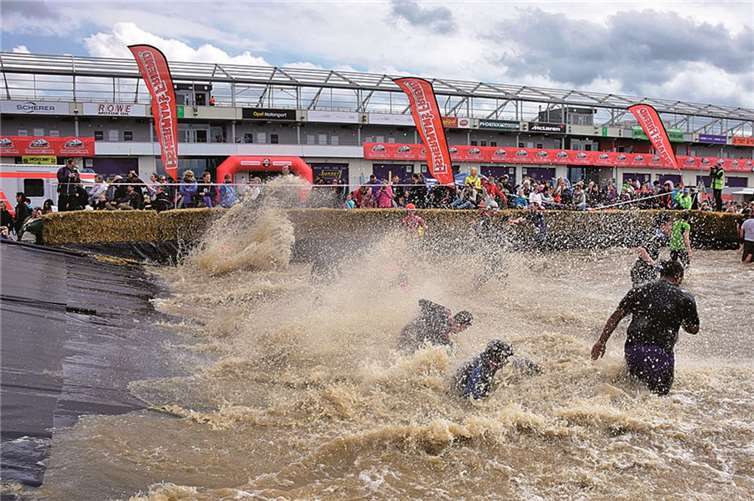Bei Wassertemperatur von knappen 10°C sorgte die Rutschpartie ins Nass für eine kräftige Abkühlung.