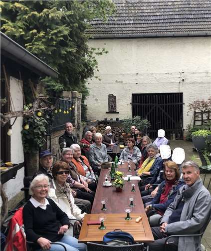 Bei Wein und Gesang im Weinhof fand die Maiwanderung ihren gebührenden Abschluss. Foto: privat