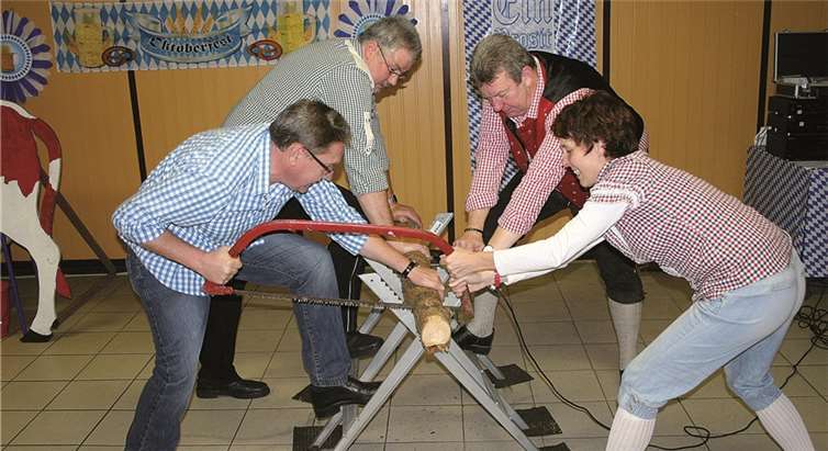 Bei Wettkämpfen waren Kraft und Geschick gefragt .RÜ