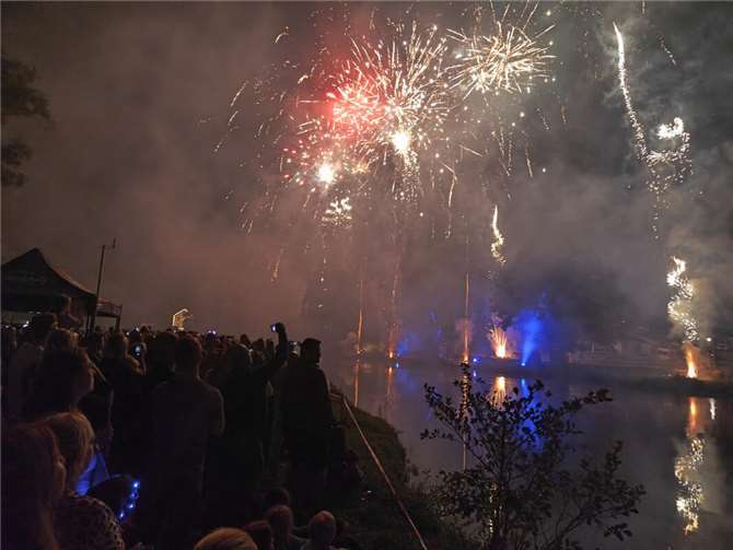 Bei Wied in Flammen spiegelte sich das brillante Feuerwerk auf der Wasseroberfläche.Fotos: HEP