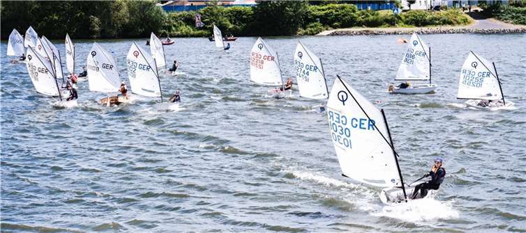Bei Wind, Sonne und Wolken ging eine beeindruckende Formation der wendigen Boote an den Start.