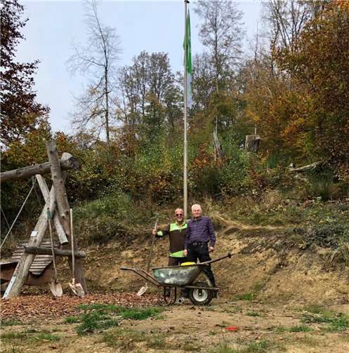 Bei Wind weht jetzt die Fahne des Westerwaldsteigs am Startplatz der Gleitschirmflieger am Finkenberg.  Foto: Niki Boden