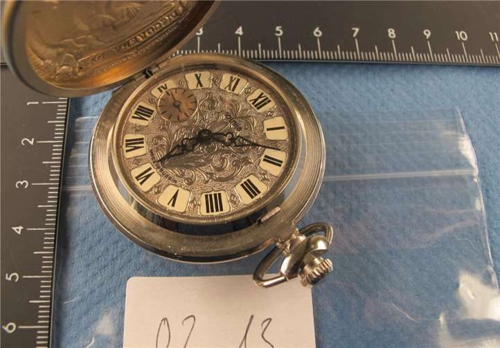 Bei Wohnungseinbrüchen haben Kriminelle mehrere hundert Schmuckstücke erbeutet, die die Polizei sicherstellen konnte. Polizei