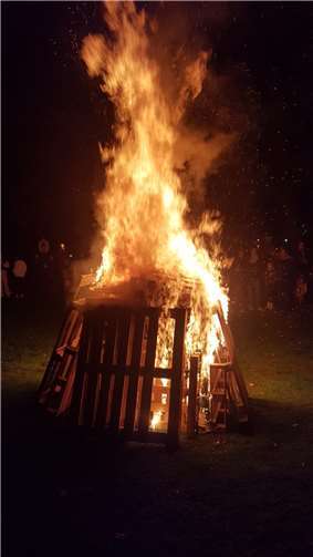 Bei Zitronentee, Glühwein und Würstchen konnten die Teilnehmer sich am Martinsfeuer wärmen.