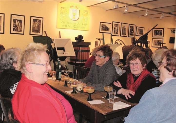 Bei Zwiebelkuchen und Federweißer verbrachten die Frauen ein paar vergnügliche Stunden.privat