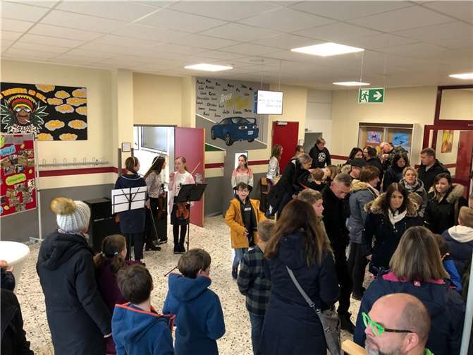 Bei adventlichen Klängen des Geigentrios Angelina Enns, Linda Unruh und Sarah Klainer im Foyer ging ein schöner Vormittag zu Ende.