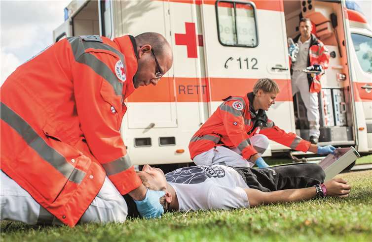 Bei akuten Notfällen steht der DRK-Rettungsdienst im Ahrkreis unter der Rufnummer 112 zur Verfügung. Außerhalb der Praxiszeiten der Hausärzte kann am Krankenhaus in Bad Neuenahr-Ahrweiler die Ärztliche Bereitschaftspraxis unter der zentralen Rufnummer 116 117 kontaktiert oder direkt aufgesucht werden. Dort bekommt man schnelle und fachgerechte Hilfe bei all dem, womit man eigentlich seinen Hausarzt aufsuchen würde.Foto: Andre Zelck