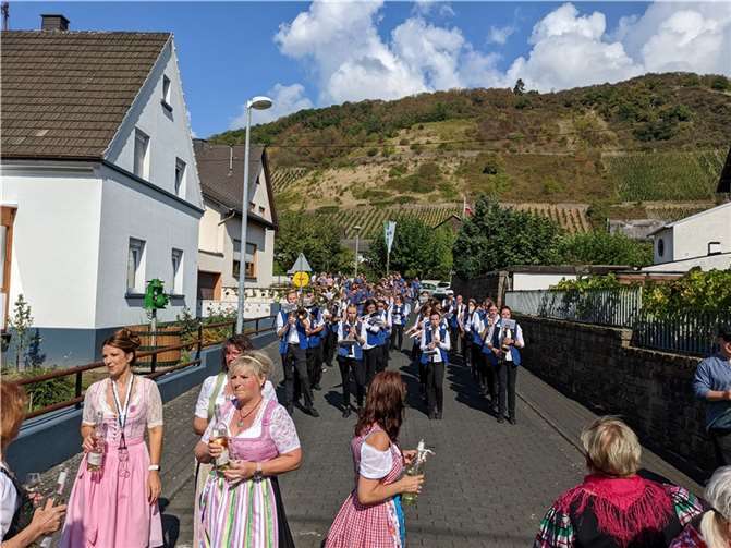 Bei allen drei Umzugstagen musizierte die junge Generation des Vereins erstmals zusammen mit dem Gesamtorchester und es wurde ein reichhaltiges Repertoire den Winzerfestbesuchern geboten. Quelle: Musikverein Leutesdorf