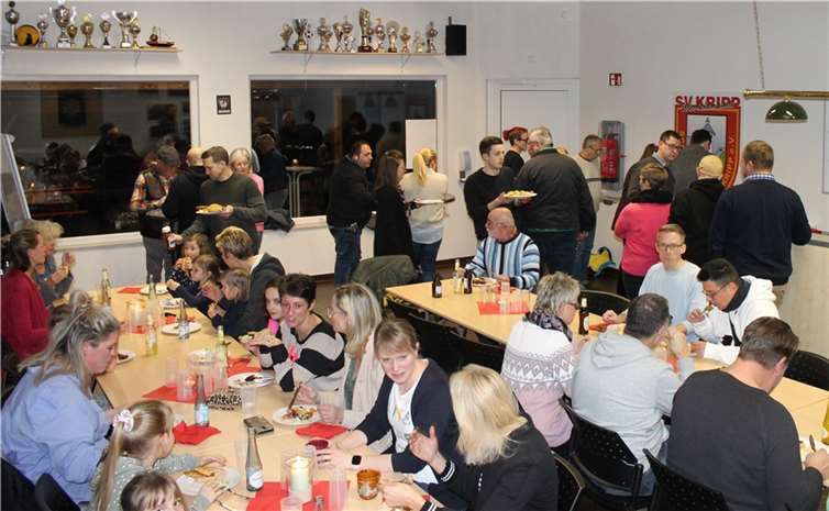 Bei allerlei Köstlichkeiten vom Grill, einem Salatbuffet sowie Warm- und Kaltgetränken genossen die Ehrenamtler*innen einen kurzweiligen Abend. Quelle: SV Kripp