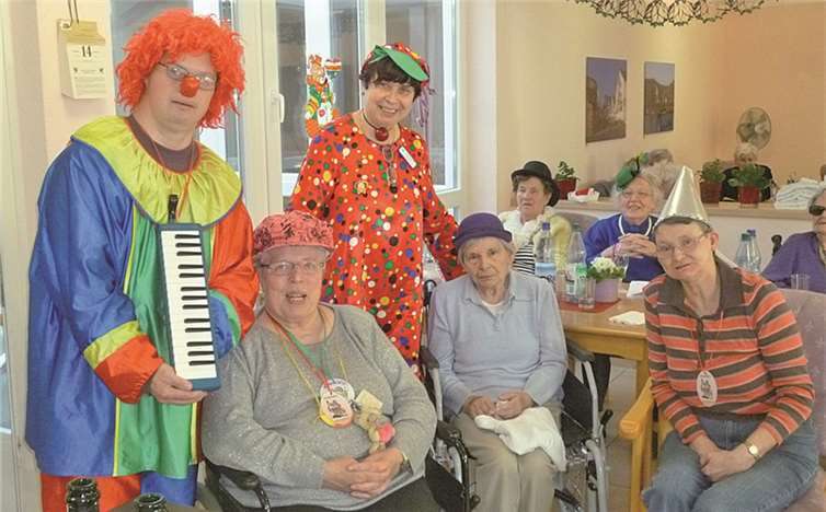 Bei altbekannte Karnevalsliedern kam bei den Senioren schnell eine ausgelassenen Stimmung auf. privat