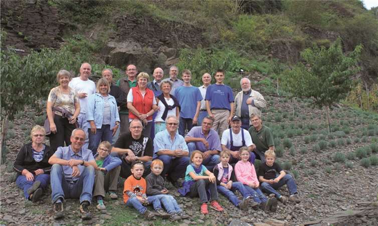 Bei angenehmen Temperaturen ging die Lese gut voran und die Teilnehmer saßen danach in fröhlicher Runde noch einige Stunden zusammen. privat