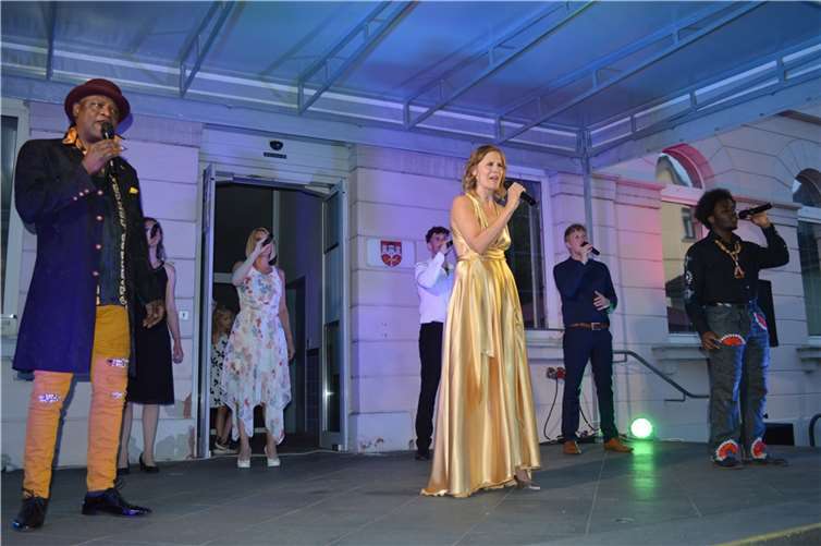 Bei angenehmen sommerlichen Temperaturen ließen sich knapp 400 Gäste die Eröffnungsfeier nicht entgehen.