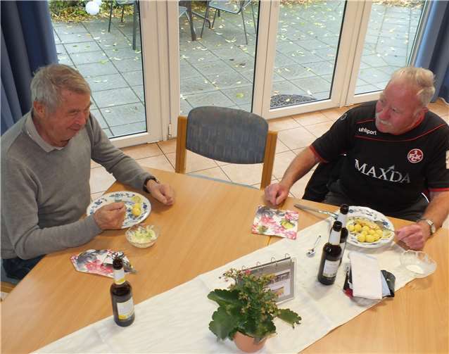 Bei angeregten Gesprächen vergeht die Zeit wie im Flug.