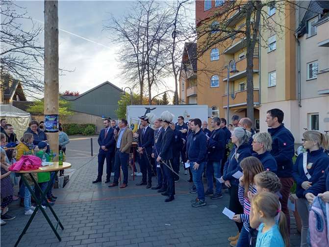 Bei ausgelassener Stimmung wurde mit den Kripper Bürgern bis spät in die Nacht in den Mai gefeiert.  Foto: privat