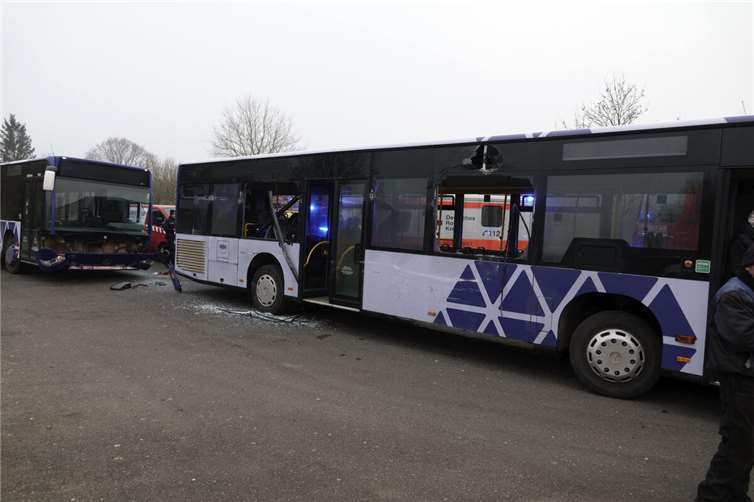 Bei beiden Bussen waren mehrere Scheiben geborsten. Fotos: Feuerwehr VG Dierdorf/Wolfgang Tischler