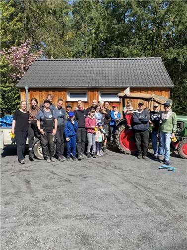 Bei bestem Frühlingswetter versammelten sich zahlreiche freiwillige Helferinnen und Helfer aus dem Dorf, darunter Kinder, Jugendliche, Erwachsene sowie Mitglieder und Freunde des Bürgervereins Rodder, um gemeinsam Müll und Unrat aus der Umgebung zu entfernen. Foto: privat