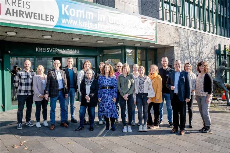 Bei bestem Herbstwetter: Die Kita-Leitungen sehen zusammen mit ihren Trägervertretungen positiv in die Zukunft. Foto: Bernhard Risse / Kreisverwaltung Ahrweiler