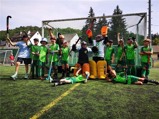 Bei bestem Hockeywetter traf die junge Mannschaft auf drei starke Gegner und zeigte in allen Spielen, dass sie auf einem sehr guten Weg ist. Fotos: TuS Mayen