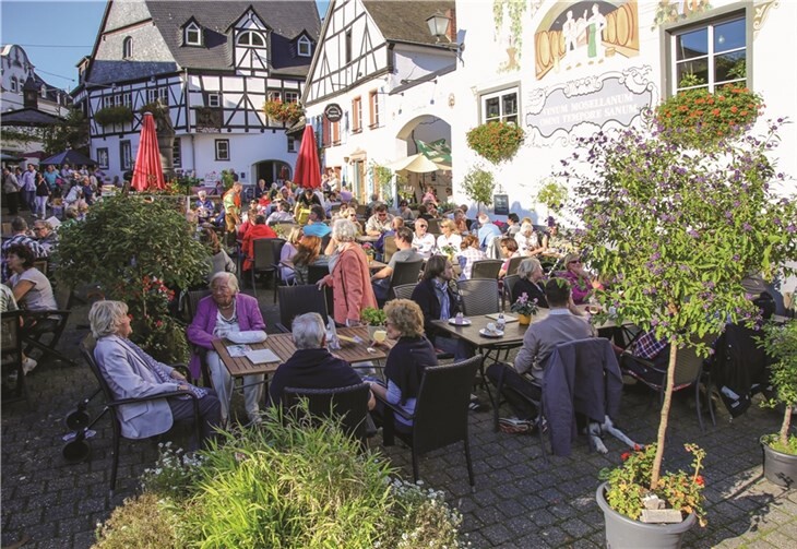 Bei bestem Oktoberwetter feierten zahlreiche Gäste rund um den Weinhexbrunnen  Fotos: EP