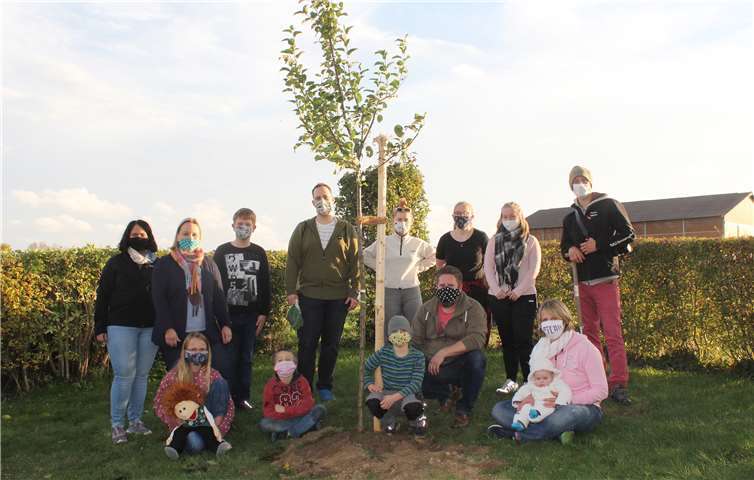 Bei bestem Oktoberwetter pflanzten die Nachwuchsschützen ihren neuen Apfelbaum auf dem Schützenplatz. Foto: Christian Klein