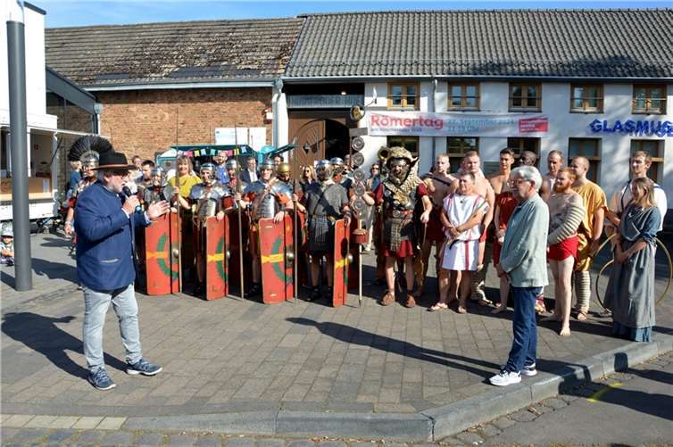 Die Besucher wurden in die Zeit vor 2000 Jahren zurückversetzt Bei bestem Septemberwetter veranstaltete der Freundeskreis Römerkanal e.V. in Kooperation mit dem Gewerbeverein und der Stadt Rheinbach am Sonntag, den 22. September 2024 den dritten Römertag mit verkaufsoffenem Sonntag. Fotos: privat