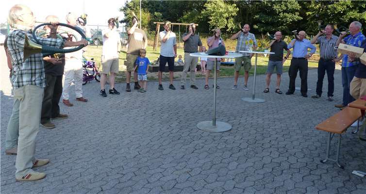 Bei bestem Sommerwetter eröffnete die Bläsergruppe mit klassischen Jagdsignalen.privat