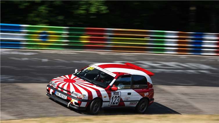 Rheinland Motorsport trotzt der Hitze und holt Pokale  Bei bestem Sommerwetter fand sich das Rheinbacher Motorsportteam „Rheinland Motorsport“ zu GLP 3 in der Eifel am legendären Nürburgring ein. Foto: Patrick Gunk/vlnpix.de