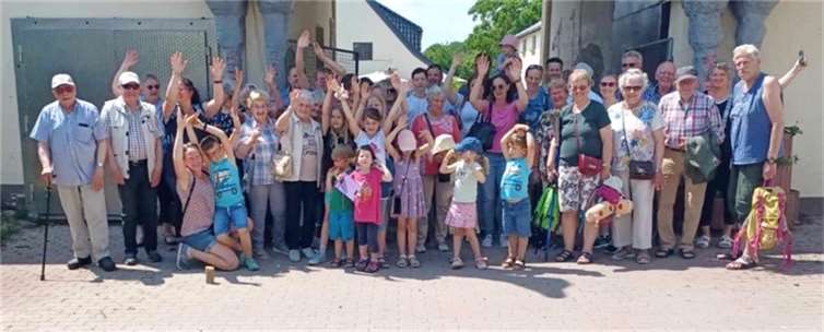 Bei bestem Sommerwetter ging es mit 51 Teilnehmern zwischen 18 Monaten und 88 Jahren nach Remagen zur Straußenfarm.  Fotos: Ortsausschuss Niederdrees e. V.
