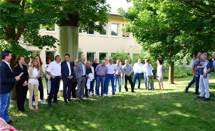 Bei bestem Sommerwetter kamen die Geschäftsführung, sowie viele aktuelle und frühere Kollegen zur Feierstunde. Fotos: US