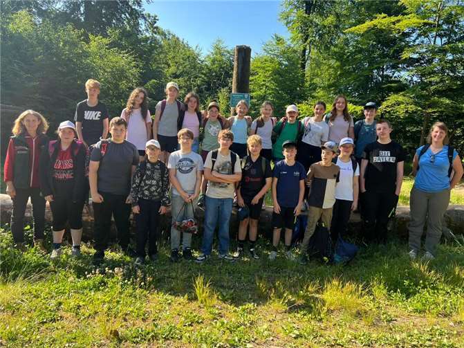Bei bestem Sommerwetter starteten die Schülerinnen und Schüler am Morgen zu ihrem Walderlebnis. Fotos: Christian Theisen
