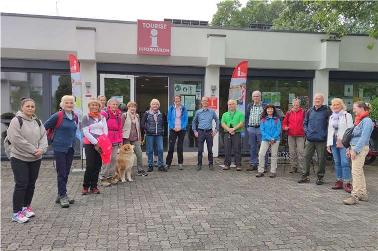 Bei bestem Wanderwetter starteten die Wanderer an der Tourist-Information. Foto: privat