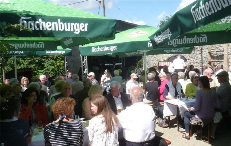 Bei bestem Wetter fanden sich zahlreiche Gäste zum Kirmesfrühschoppen ein. privat