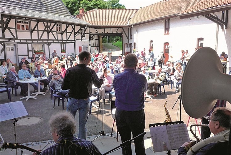 Bei bestem Wetter feierten viele Gäste im Köllenhof mit den Musikern den 10. Geburtstag der Band.