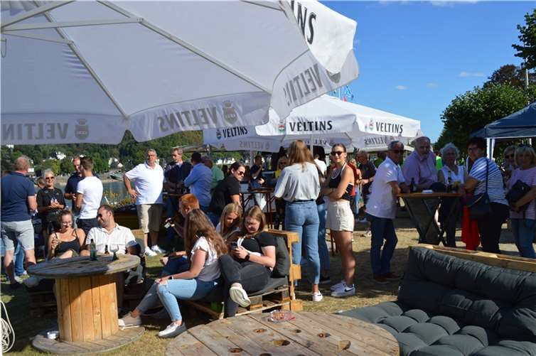 Bei bestem Wetter kamen viele Gäste an das Kripper Rheinufer.  Fotos: AB