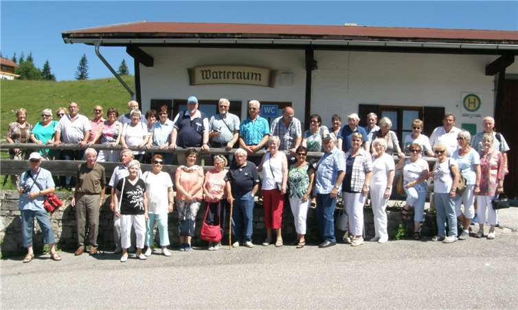 Bei bestem Wetter konnten die Schützen die Region um Kössen erkunden, wie zum Beispiel die Bergkirche St. Johann. privat