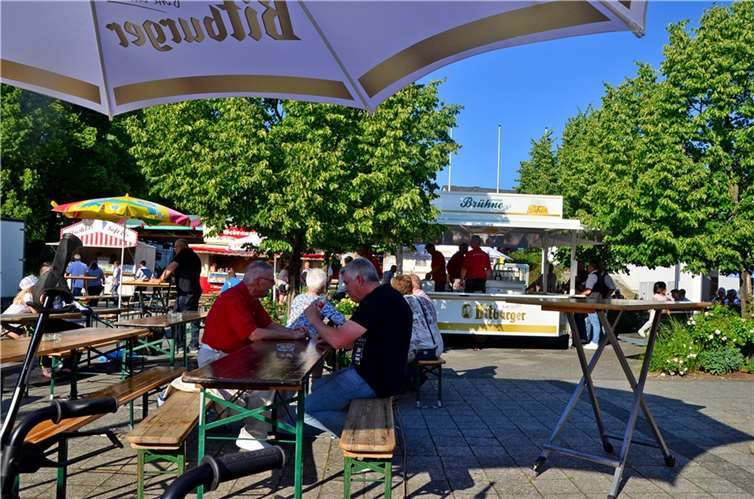 Bei bestem Wetter konnten sich die Kirmesbesucher draußen stärken.  Fotos: JL