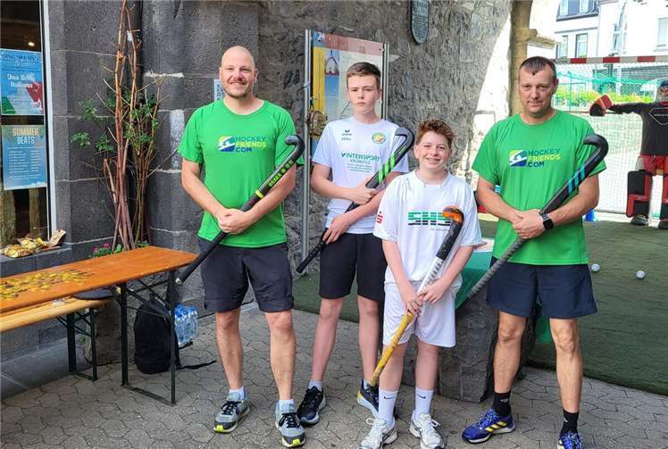 Bei bestem Wetter konnten sich kleine Besucherinnen und Besucher an einer Hockeystation ausprobieren. Fotos: TuS Mayen