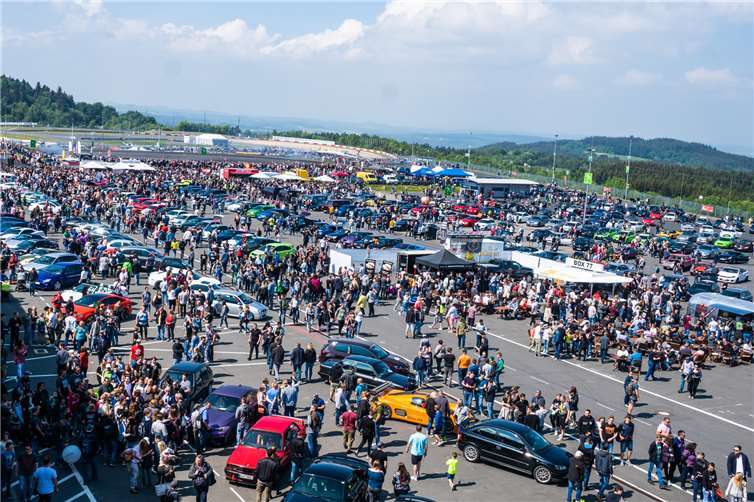 Bei bestem Wetter präsentierten sich 1700 Gearheads am Nürburgring.