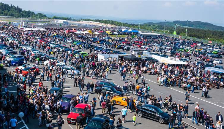 Bei bestem Wetter präsentierten sich 1700 Gearheads am Nürburgring.