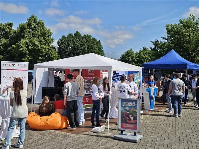 Bei bestem Wetter trafen Schüler und Betriebe zusammen. Foto: BA Montabaur / Suzana Ebert