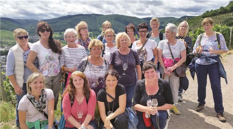 Bei bestem Wetter und gut gelaunt wandern die Möhnen aus Monreal durch die Weinberge.  privat