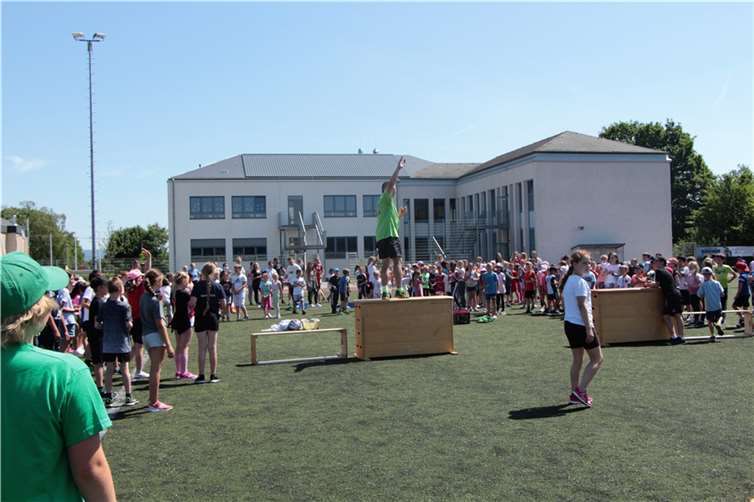 Bei bestem Wetter und mit viel Vorfreude absolvierten alle Schülerinnen und Schüler auf dem benachbarten Sportgelände die verschiedenen Disziplinen. Quelle: GS Weißenthurm