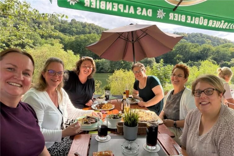 Bei bestem Wetter verbrachten die Teilnehmerinnen des letzten Kurses einen geselligen Abend im Restaurant der Campinginsel Winningen.