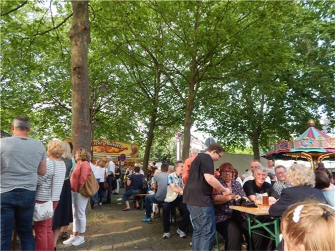 Bei bestem Wetter waren alle Plätze auf dem Yzeurer Platz besetzt.