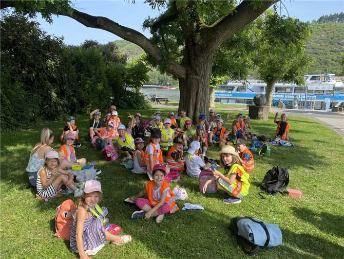 Bei bestem Wetter wurde anschließend eine ausgedehnte Pause auf der großen Rheinwiese eingelegt, bevor es gestärkt weiter aufs Schiff ging. Foto: privat