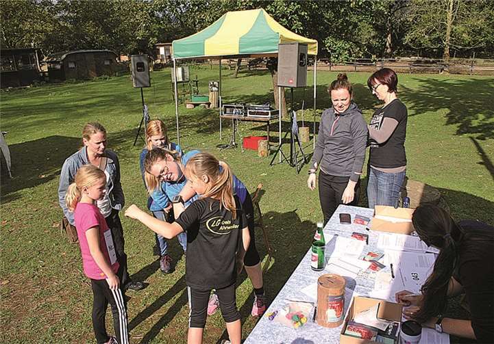 Bei bestem Wetter wurden am Schwanenteich die Laufschuhe geschnürt.
