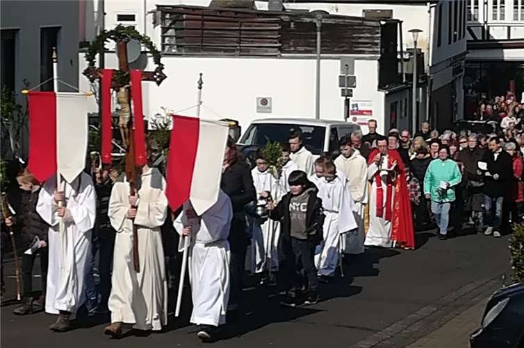 Bei bestem Wetter zogen die Gläubigen durch die Gassen von Linz. privat